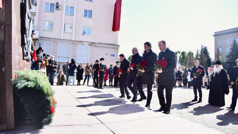Андрей Клычков возложил гирлянду Славы и цветы к стеле Орел - город воинской славы