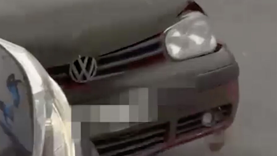 Мужчина на Volkswagen Golf шесть раз въехал в автомобиль с семьей