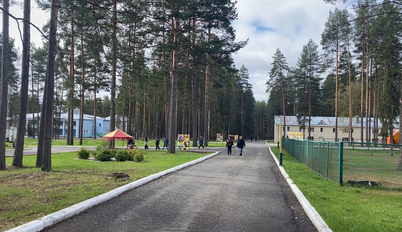 Директор белгородской школы проверил качество обучения эвакуированных в Удмуртию ребят